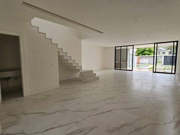 Linda casa localizada na Barra da Tijuca, em um condomino tranquilo e arborizado.