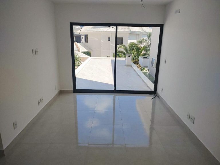 LINDA CASA TRIPLEX NO CONDOMÍNIO RIVIERA DEL SOL RECREIO DOS BSNDEIRANTES