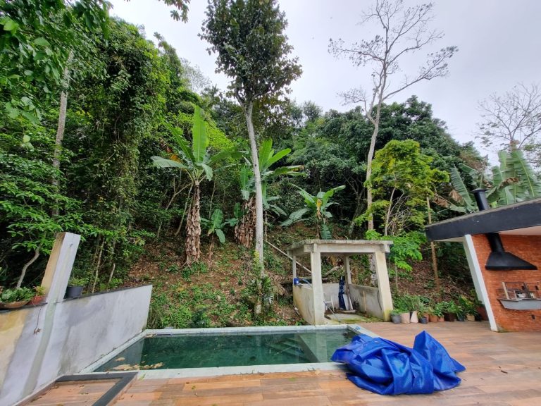 LINDA CASA EM MEIO A NATUREZA COND: BELA FLORESTA VARGEM PEQUENA