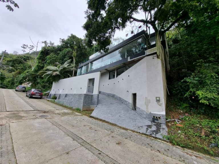 LINDA CASA EM MEIO A NATUREZA COND: BELA FLORESTA VARGEM PEQUENA