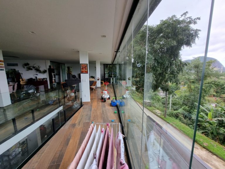 LINDA CASA EM MEIO A NATUREZA COND: BELA FLORESTA VARGEM PEQUENA