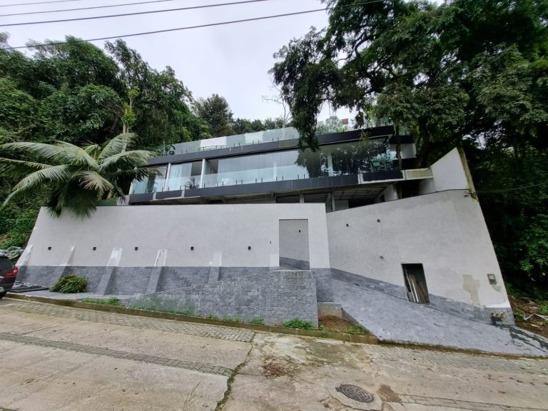 LINDA CASA EM MEIO A NATUREZA COND: BELA FLORESTA VARGEM PEQUENA