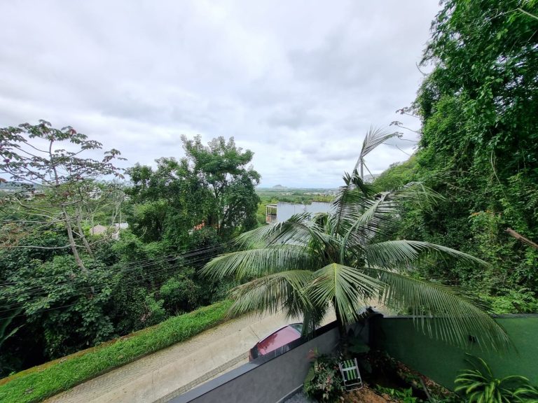 LINDA CASA EM MEIO A NATUREZA COND: BELA FLORESTA VARGEM PEQUENA