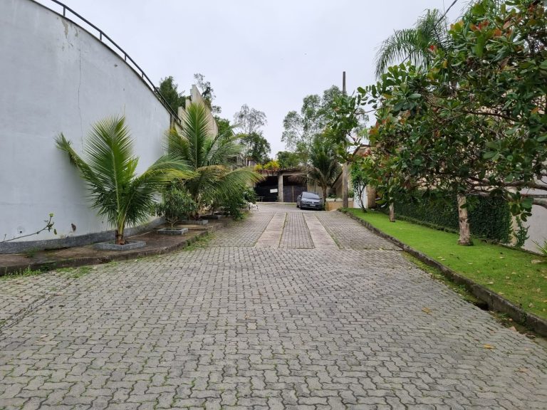 LINDA CASA EM MEIO A NATUREZA COND: BELA FLORESTA VARGEM PEQUENA