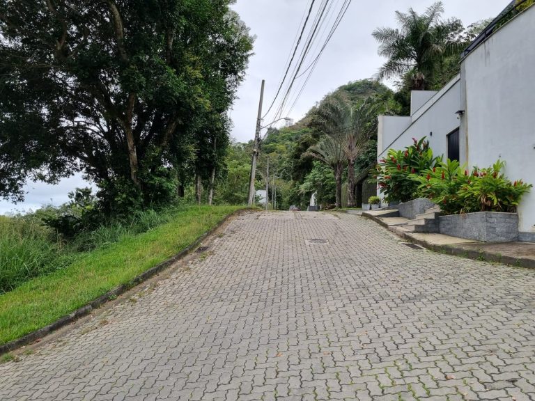 LINDA CASA EM MEIO A NATUREZA COND: BELA FLORESTA VARGEM PEQUENA