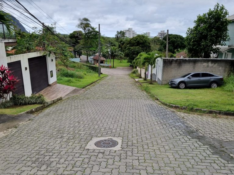 LINDA CASA EM MEIO A NATUREZA COND: BELA FLORESTA VARGEM PEQUENA